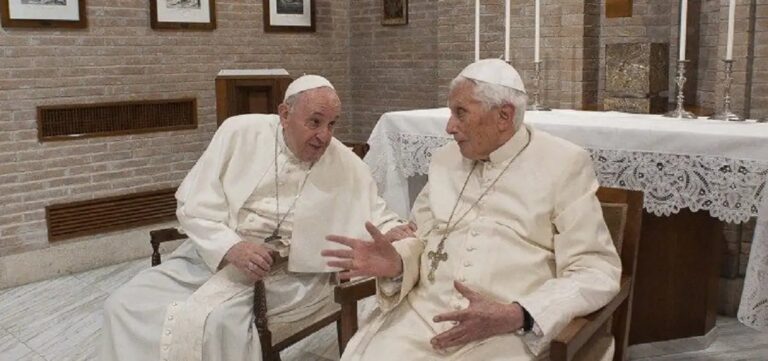 Papa Francisco pede para que fiéis orem por Bento XVI, que apresenta problemas de saúde