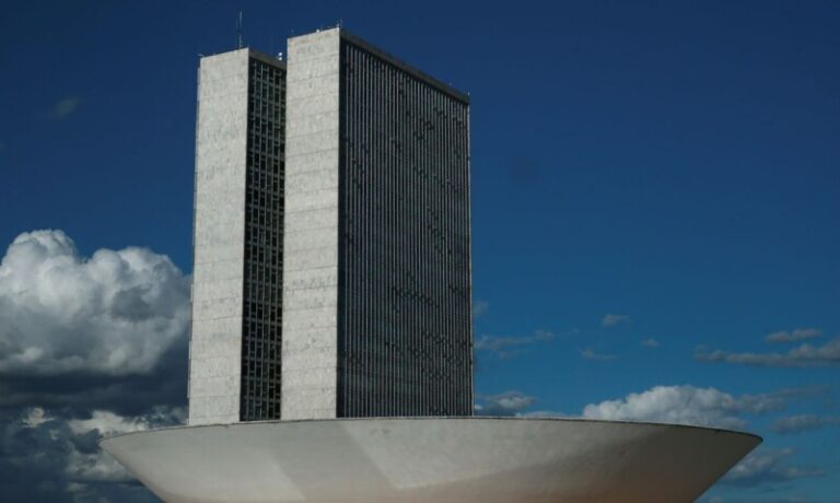 Piso salarial de enfermagem é aprovado em comissão da Câmara