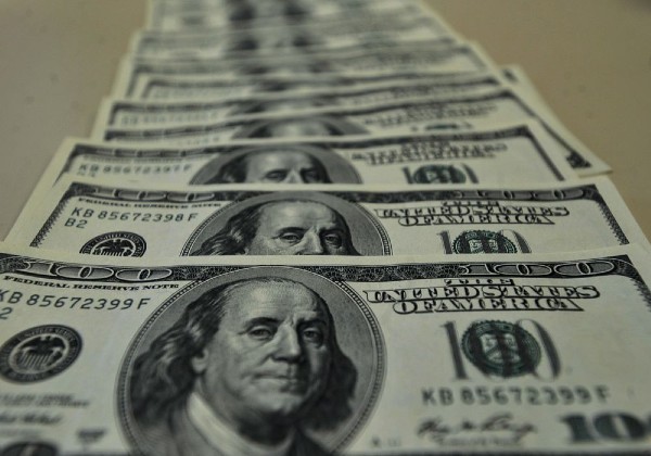 Dólar aproxima-se de R$ 5,70 e Bolsa volta a cair