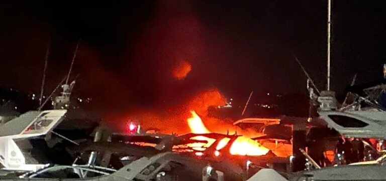 Lancha pega fogo na Bahia Marina em Salvador