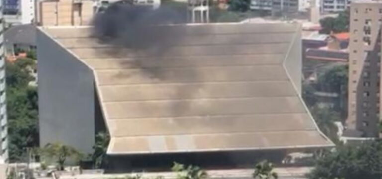 Incêndio atinge Teatro Castro Alves, em Salvador
