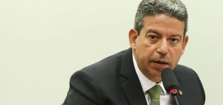Candidato à reeleição na Câmara, Lira distribui R$ 70 milhões a deputados