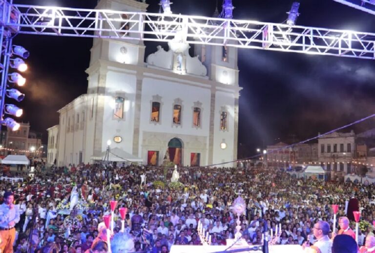 Santo Amaro: Fé e devoção marcam primeira noite da festa da Purificação