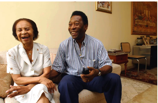 Casa de Dona Celeste é último ponto de parada do corpo de Pele antes do sepultamento; conheça a mãe do Rei