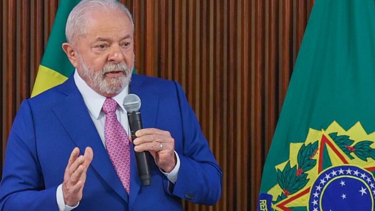 Lula demite comandante do Exército