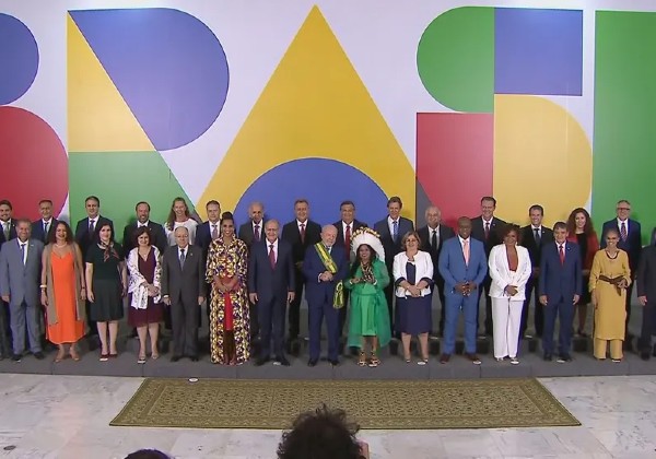 Lula empossa os 37 ministros que irão compor seu governo