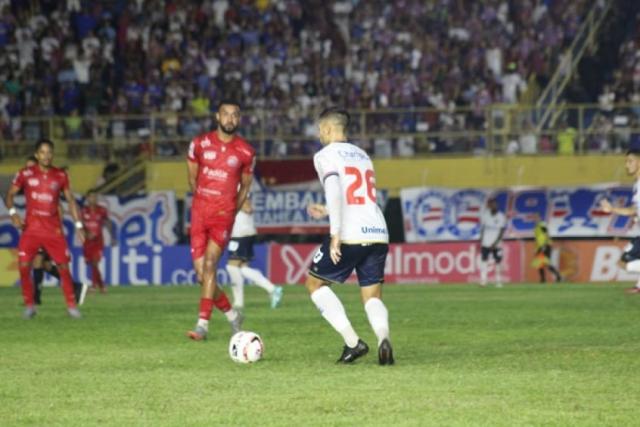 De virada, Bahia vence e dispara na liderança do Baianão