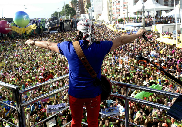 Arrastão da Quarta-Feira de Cinzas fecha dez dias de folia em Salvador, com presença de Bell