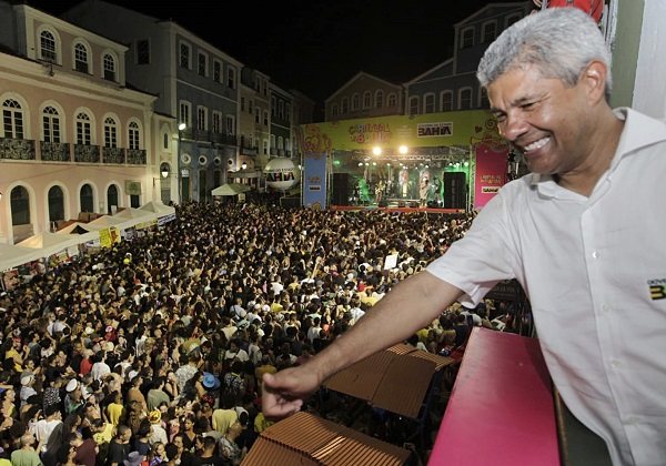 Governador curte show de Emicida no Largo do Pelourinho