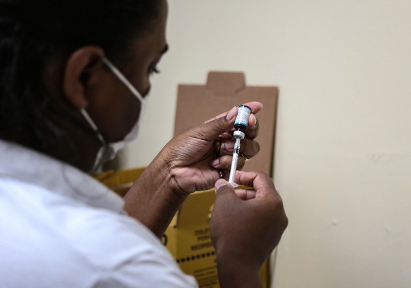 Aplicação da vacina bivalente da Pfizer contra Covid-19 começará na segunda-feira