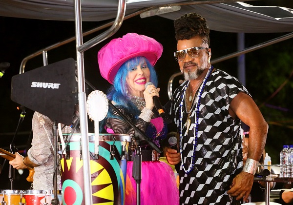 Carlinhos Brown recebe Baby do Brasil e Pepeu Gomes durante desfile