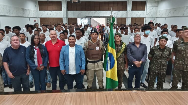 Candeias: Jovens recebem Certificado de Dispensa Militar na Câmara Municipal