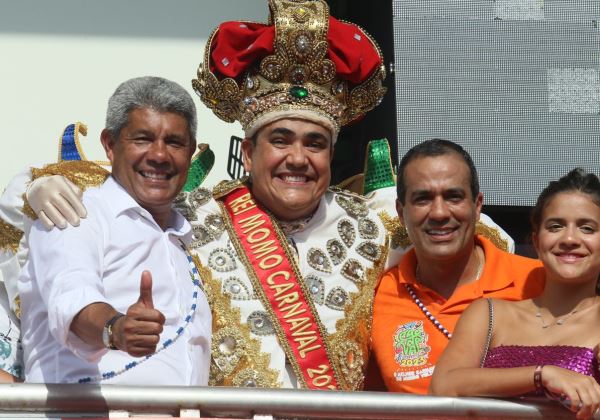 Já é Carnaval, cidade! Prefeito entrega chave de Salvador ao Rei Momo e abre a folia
