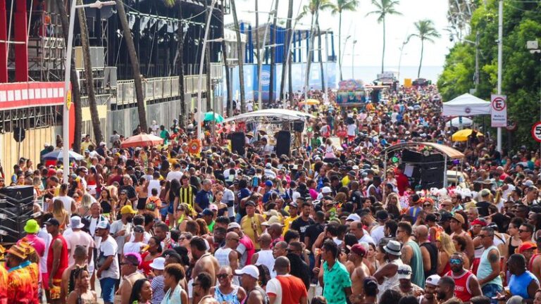 Folia 2023: Com avenida cheia, Furdunço dá ‘gostinho’ de Carnaval aos foliões