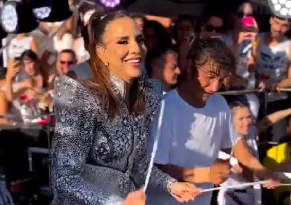 Ivete Sangalo toca percussão com o filho durante Carnaval de Salvador; assista