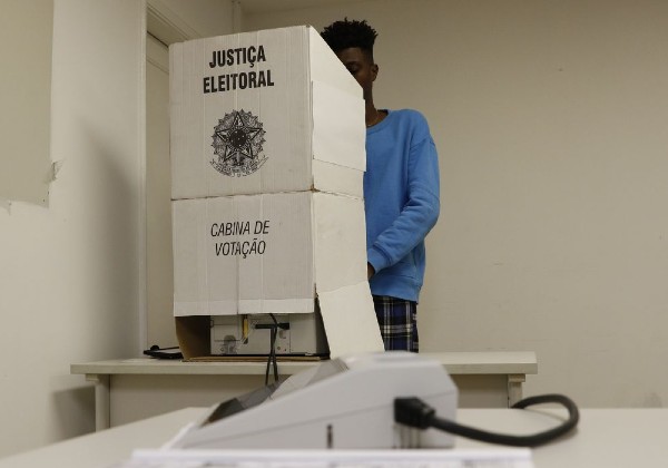 Mais de 13 milhões de eleitores justificaram ausência às urnas em 2022, revela TSE