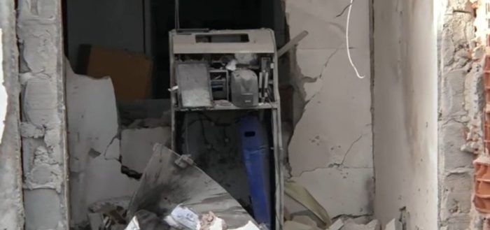 Criminosos explodem cofre de posto de gasolina em Simões Filho; motorista e segurança foram baleados