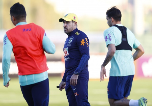 Técnico da seleção elogia Rony e amplia mistério em escalação para amistoso