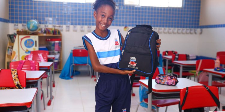 Candeias: Alunos da rede municipal de ensino recebem kit completo de fardamento