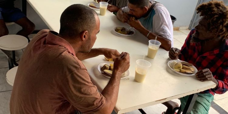 Candeias: Atendidos do Centro POP recebem kit higiene e mulheres são homenageadas