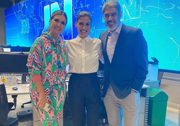 Fátima Bernardes visita bancada do Jornal Nacional