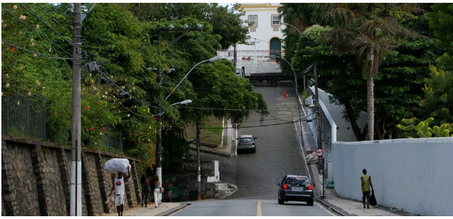 Homem é morto a tiros em frente a clube social na Barra, em Salvador