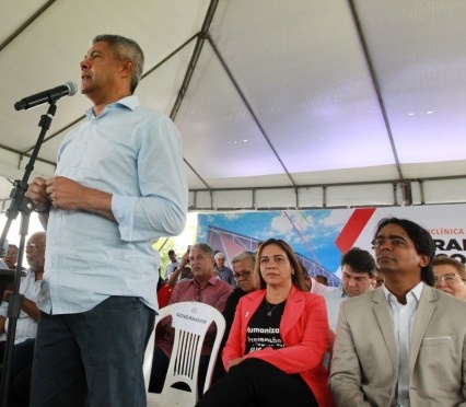 Prefeito Pitagoras ao lado do governador Jeronimo entrega policlínica; equipamento atenderá população da RMS