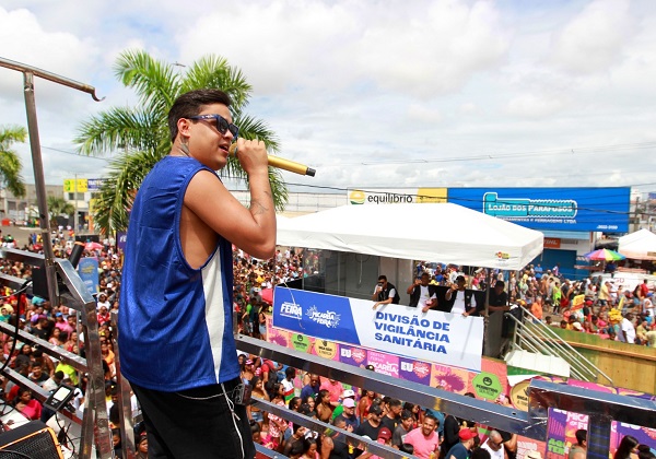Em sua cidade natal, Thiago Aquino marca o encerramento da Micareta
