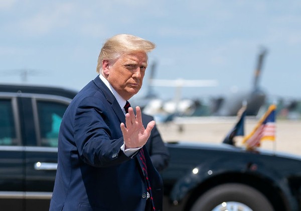 Trump será fichado pela Justiça de NY nesta terça-feira (4)