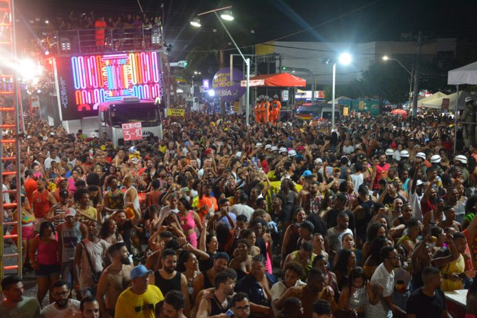 IVETE FAZ A ALEGRIA DO FOLIÃO NA MICARETA DE FEIRA DE SANTANA