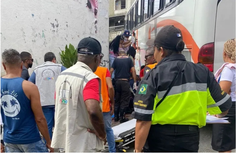 Candeias: Ônibus de romeiros invade calçada e uma pessoa morre