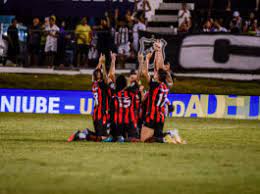 Empurrado pela torcida, Vitória vence Londrina e continua 100% na Série B