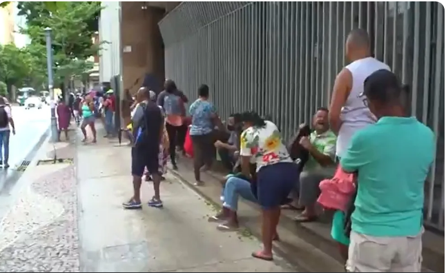 Após bloqueio, beneficiários do Bolsa Família fazem fila na frente de secretaria, em Salvador