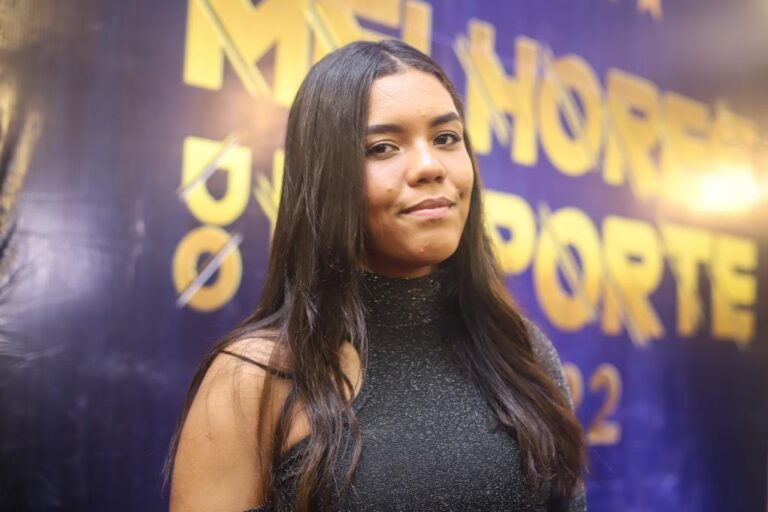 Hilary Winie, de apenas 14 anos a carateca de Candeias se tornou a primeira baiana a ganhar uma medalha, de bronze, no caratê nos Jogos Escolares Brasileiros.