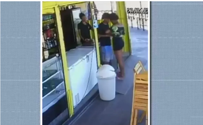 Candeias: Mulher esfaqueada durante assalto passa por cirurgia; vídeo mostra momento que ela tenta se proteger de suspeitos
