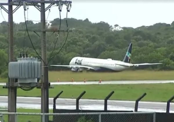 Durante pouso avião sai da pista em aeroporto de Salvador