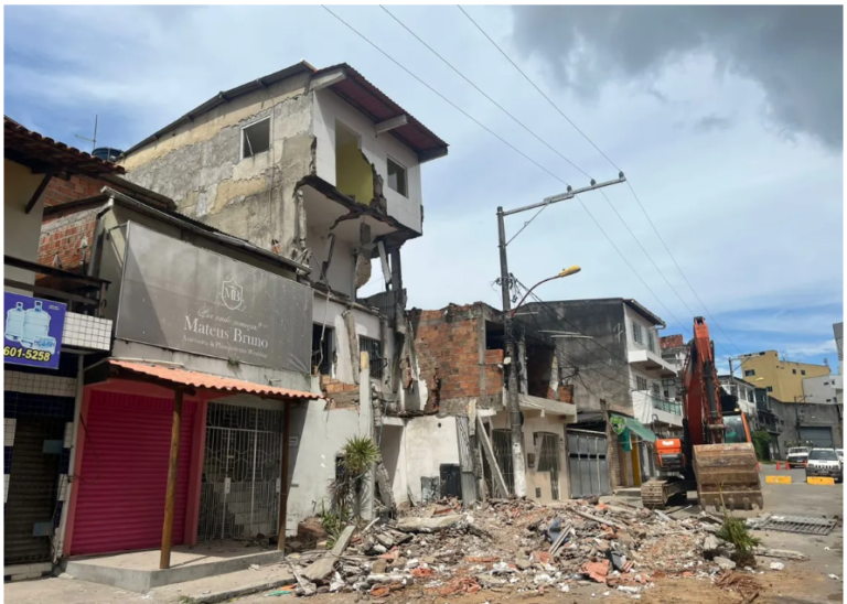 Casa com estrutura comprometida começou a ser demolida nesta quarta (17) em Candeias