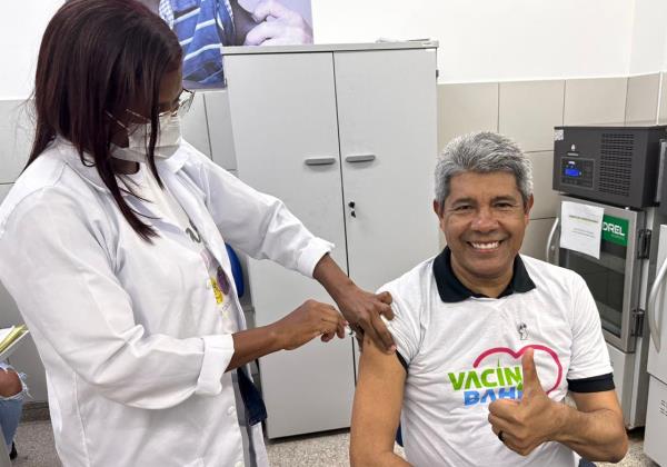 No Dia D da vacinação, Jerônimo atualiza cartão com doses da bivalente e contra a Influenza