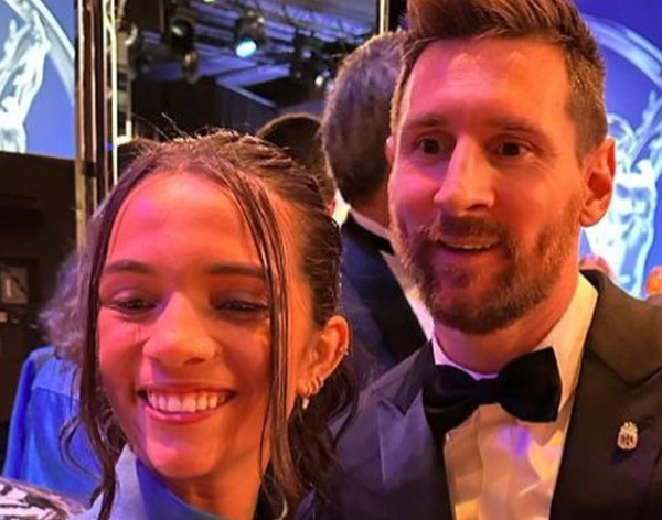 Rayssa Leal posa ao lado de Messi e Lewandowski durante premiação em Paris