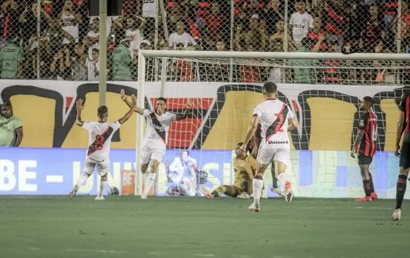 Vitória perde invencibilidade mas mantém liderança