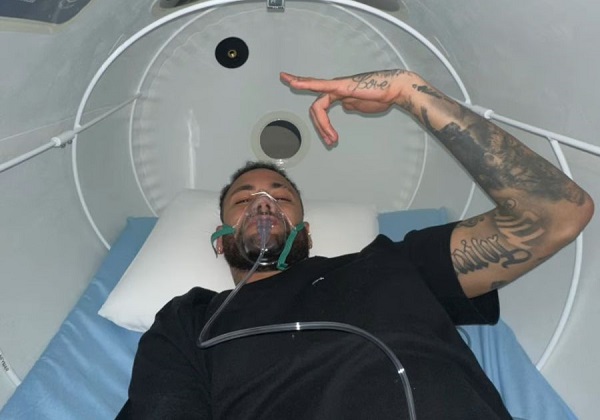 Neymar faz tratamento com oxigênio câmara hiperbárica