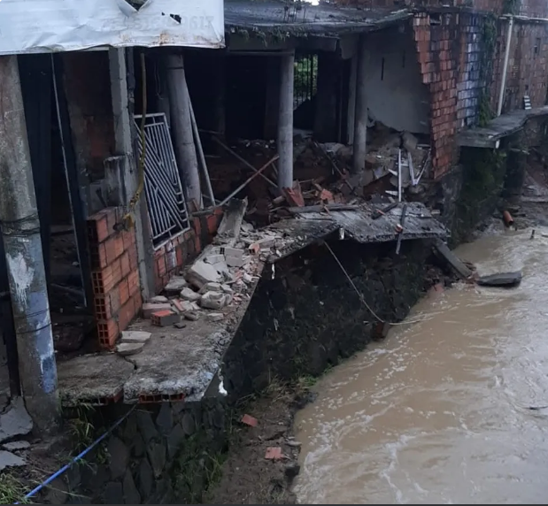Chuva alaga imóveis, provoca rachaduras e deixa famílias em alerta em São Francisco do Conde
