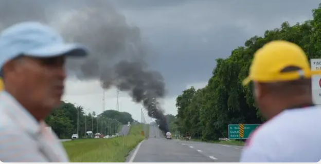 Caminhão-tanque pega fogo em trecho da rodovia BR-324 em São Sebastião do Passé