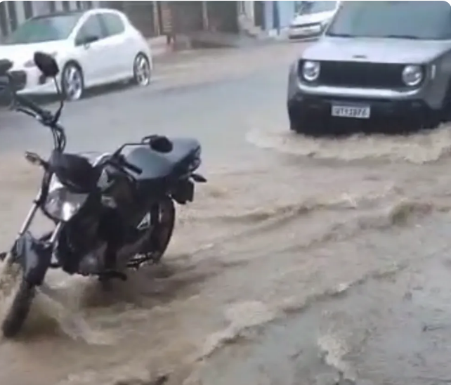 Chuva forte atinge cidades da Região Metropolitana de Salvador e causa alagamentos