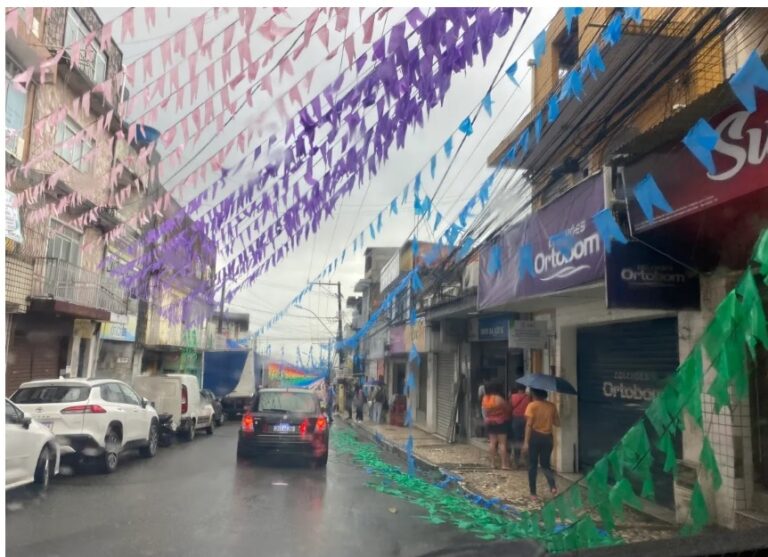 Veículos grandes têm destruído decoração junina na cidade de candeias