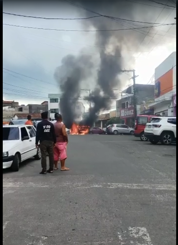 Kombi pega fogo e mobiliza bombeiros no Centro de Candeias