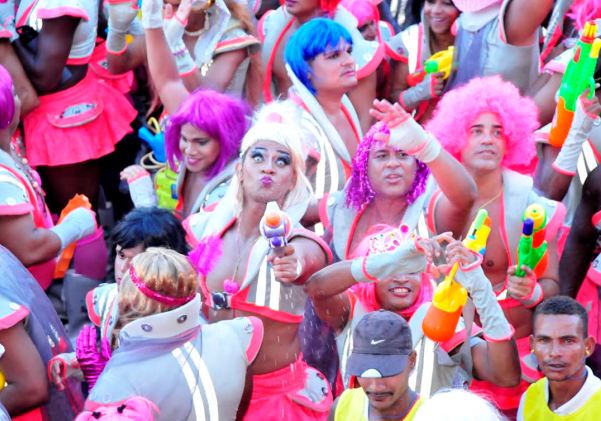 Deputados aprovam Projeto de Lei que proíbe uso de pistolas de água no carnaval e festas de rua na BA