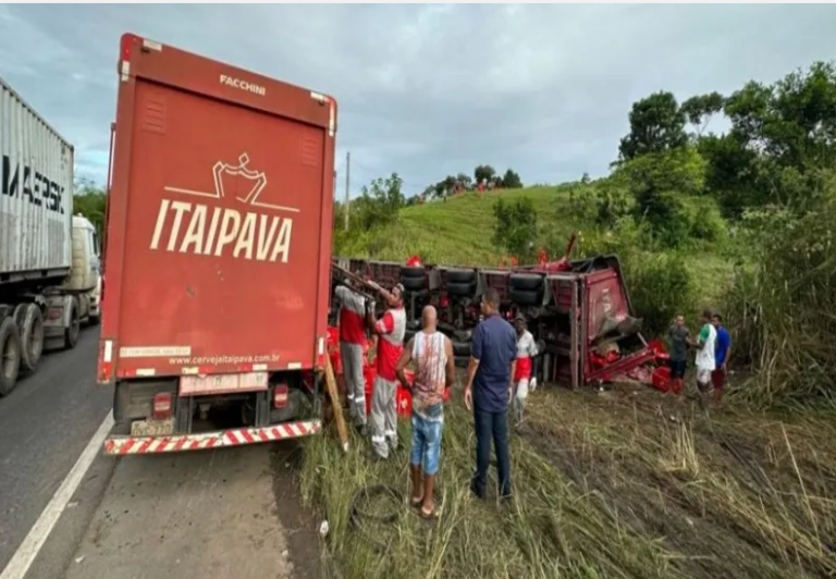 Carreta carregada de cerveja tomba na Ba 093 e carga e saqueada na rodovia