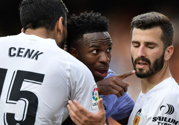 Vini Jr. tem expulsão anulada, e Valencia é multado após racismo