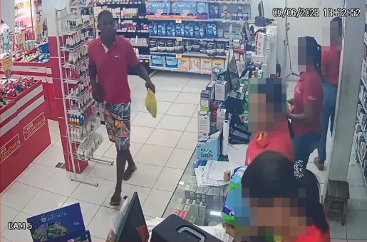 Homem é flagrado por câmera de vigilância ao invadir e assaltar farmácia na Bahia